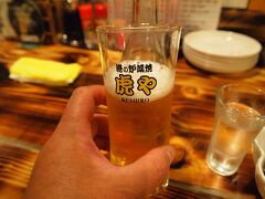 今日の夕食は、店内に演歌が流れ、モニターでは、阪神タイガースの優勝試合が延々と映し出される「虎や」
先ずビールを頂く
