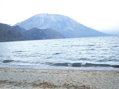 千手ガ浜に到着です。
「クマ出没注意！の中に入って男体山を見る」ハイ！みています。
風が少々強いです。