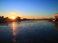 冬至を少し過ぎたこの時期は、海の南側に夕日が沈む構図になるようだ。
釧路川が赤く染まる。