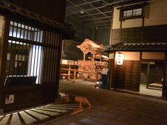 だんじり会館にやってきました。

紀州街道の町屋が再現され、江戸、明治時代のだんじりが展示されています。