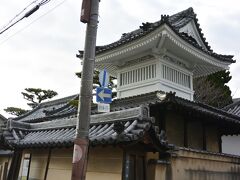 円成寺は櫓が目を引く本願寺のお寺です。