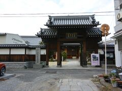 紀州街道付近には、さきほどの円成寺のほかに、光明寺、梅渓寺、天性寺とお寺が並び、寺町を形成しています。
そして、特に天性寺は「蛸地蔵」伝説で有名です。