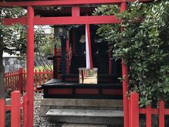 南海蛸地蔵駅に向かいます。

途中あったのが三の丸神社です。藩主の岡部長泰が領民のために京都伏見から稲荷神を勧請し、そのお祭りで、殿様に民が色々な芸を見せていたのがだんじり祭りの起源という説もあるようです。


