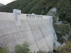 栃木県　10施設目　湯西川ダム（湯西川湖）
2017年10月4日に第9回ダムカード収集の旅として訪問

湯西川ダム
2012年（平成24年）竣工の重力式コンクリートダム
堤　高　119.0m
堤頂長　320.0m
自然越流　　　　　　　　　　　　　 4門
オリフィスローラーゲート　　　　　 1門
ジェットフローゲート　　　　　　　 2門
サイフォン式取水設備（選択取水）　22条