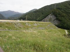 栃木県　13施設目　深山ダム（深山湖）
2017年10月5日に第10回ダムカード収集の旅として訪問

深山ダム
1974年（昭和49年）竣工の表面アスファルト遮水壁型ロックフィルダム
堤　高　 75.5m
堤頂長　333.8m
ラジアルゲート　3門