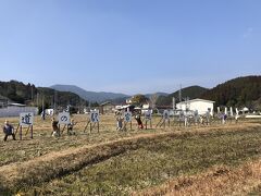 けっこう都会の天草の町を出ると、すぐに山道に入ります。
えー、天草ってこんな山だらけの島だったとは。

最初に立ち寄るのは【道の駅 宮地岳かかしの里】
2021年3月にOPENした道の駅で、元小学校とのこと。