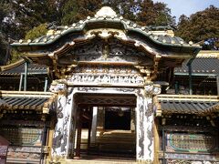 「唐門」は陽明門の先の拝殿の前に立つ国宝です。
白い門は日本画にも用いる白い顔料の胡粉（ごふん）で塗られ、唐破風の屋根が特徴で柱や扉は東南アジアから輸入した紫檀や黒檀などを使用した寄木細工とのことです。

