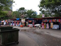 この日はモナスに来ました。
モナスの駐車場には依然と同じく沢山出店が出ています