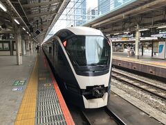 東京駅11時00分発の踊り子サフィールをえきねっとから予約しました。
全車両グリーン車で、食事も楽しめるカフェテリアもあります。