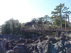 吊り橋全体の風景。