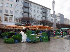 マルクト広場を西に進んで、グーテンベルク広場を歩いています。
この辺では、生鮮食料品を売る市場になっています。