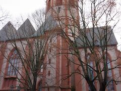聖シュテファン教会です。
１４世紀に建てられたゴシック様式の教会です。
やはり第二次世界大戦で被災しました。
だから、外観はとても綺麗に修復されています。
