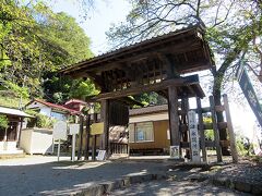 　横川駅のすぐ近くを旧中山道が通っている。現在は特筆することのない田舎道で自動車の往来もほとんどなく静かだが、通りに面して立ち並ぶ商店などは古いものが多く趣を感じる。少し歩いた先に碓氷関所跡があった。
　碓氷関所は江戸時代に設置され「入鉄砲出女」を検閲していた。明治に入り関所は廃止され当時の建物は何も残っていない。当時の様子を再現した門が建っているが、これは昭和に入ってから復元されたものだ。