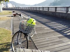 今日は、尾道から数えて4番目の島、大三島までの40キロのサイクリング。

自転車は、普通、時速10キロくらいだという。
ということは、ゆっくり走って、3～4時間。
休憩や昼食を入れると、6時間くらいの行程か。

9時に出たら、遅くとも4時には着くだろう。
そんなアバウトな計画で、出発した。

前日の情報収集では、尾道港レンタサイクルターミナルは、朝7時半に営業開始するということだった。
朝起きてすぐ、尾道水道沿いのボードウォークを歩いてターミナル方面へ。
気持ちのいい散歩道。
とりあえず、自転車を確保せねば。

保証料1100円。
返却場所が今治駅なので、保証金は返金されない。
同じ場所に返却する場合のみ、保証料は戻ってくる。
3段切替のママチャリのレンタル料金は、一日2000円。
二日借りる予定なので、合計5100円を支払う。

ターミナルのおじさんからは、どれでも選んでいいよ、といわれたが、どれを選んでいいかわからない。
適当に選んだが、後でポンコツだったことが判明する。

左側のブレーキをかけると、キーッという大きな音。
下り坂になる度、叫び始める自転車で、二日間、しまなみ海道を走る羽目になった。

40リットルのリュックを背負ってのサイクリングは、体力のないシニア女子には、到底無理。
佐川急便の　”手ぶらでサイクリングサービス” を利用することにする。
ホテルのチェックアウト時に、伝票の送付先に、今夜の宿の名前を記入して、フロントで2200円支払う。

スペイン巡礼でも同様のサービスがあると聞いているが、これはとても便利。
というか、ヘナチョコの私には、このサービスがなければ、しまなみ海道横断は出来なかった、と断言できる。
