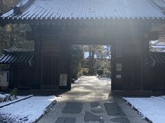 バス停から坂道を上り、まずはこちらを見学

瑞鳳寺山門