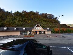 道の駅 はやちね神楽とワインの里。

次は、早池峰神社の御朱印が欲しいということで、道の駅はやちねで、一旦休憩。

大迫にあるんだけど、大迫って言えばエーデルワイン。
大迫のホテルに泊まって、タクシーでエーデルワイン試飲したり、ここにオーストリアワイン試飲できるところがあったので、２回ぐらい来たかな。

オーストリアワイン30種類以上あって、ほとんどが白ワイン。
2,000円だったかな。試飲用グラスを購入して二人でずーと試飲していくと、入るときに普通に話していたんだけど、帰りはもうすっかり酔っぱらっていましたね。

さっちいは酔うと高いもの平気で買うんで、木の箱に入った貴腐ワイン買ってきたことがありました。
まだ、早池峰ダム工事中の頃だったなー。