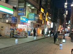 続いて、帰りの石川町駅に向かうため、
「アイキャナルストリート(石川商店街)」を通ります。
通路沿いの縁石が、元町・中華街駅の壁絵ような、昔の横浜の写真を映すライトアップがたいへん凝ってます。