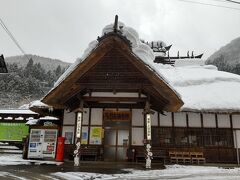 大内宿へ向かいます。途中、湯野上温泉駅へ寄ってみました。珍しい茅葺屋根の駅舎で実際に行って見て見たかったのです。