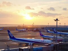 旅の始まりは、朝日に照らされた羽田空港。
毎度お馴染み、第2ターミナルの展望デッキから。
何はともあれ、空港に着いたら最初に来てしまう場所。