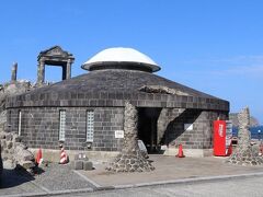 湯の浜露天温泉（写真）は新島の特産品コーガ石でできた古代ギリシャ建築風の温泉。行った時は閉鎖していましたが、10月から20時までは利用できるようになりました。