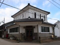 旧国立第三銀行倉吉支店はカフェになっています。
旧奈良駅っぽい？