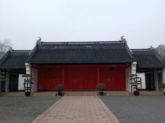 創建は1294年という歴史の長い孔子廟。残念ながら改修中で中には入れなかった。