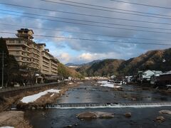 身体も温まったのでお散歩に行きましょう。
三朝温泉に沿って流れる三朝川がきれいです。

河原風呂に入る気満々でしたが
先客がいたので後程にします。