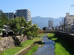 　市街の中心を流れる女鳥羽川にかかる千歳橋から西の方を眺めると晴れ渡った青空を背景に遠くに山が見える。清々しい気分になる景色だ。