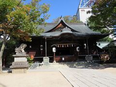 　まだほとんどの店が閉まっている商店街を通り抜けると左手に四柱神社がある。まだ訪れる人は少なく静かではあったが、前日まで開催されて神道祭の大きな幟を降ろす作業が行われていた。