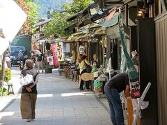 　松本城から駅へ向かう途中に再び縄手通りを歩いてみた。昼近くなり、商店もオープンし次第に活気が出てきた様子だ。