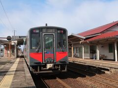 この駅では列車交換で停車時間があるというので
ホームに降りて写真を撮ります。

千葉の浦安駅よりこっちの方が
のんびりしていていい雰囲気です！
ネズミーランドがないからでしょうね。