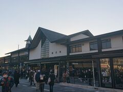 鎌倉駅に到着。正月の鎌倉駅周辺。
コロナ禍ではありますが、鎌倉鶴岡八幡宮へ混み具合が緩やかそうな夕方に初詣しに行きます。

