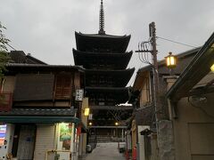 ホテルから歩いて５分ほどで『法観寺』通称「八坂の塔」へ。