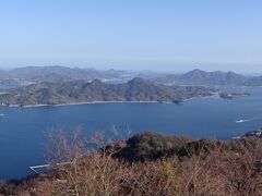 須波稲荷神社で海辺に立つ鳥居を見た後、筆影山と竜王山の展望台から瀬戸内海に浮かぶ島々を眺める。