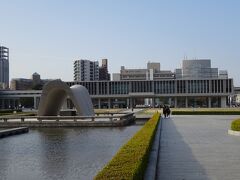 　7:54、まだ開館していない「広島平和記念資料館：8:30開館」の下をくぐり、平和の池から「原爆死没者慰霊碑」と「平和記念資料館」を撮影。記念館本館が、2019年4月にリニュ－アルオープンしていたことは全く気づいていませんでした。何回でも、原爆の悲惨さと平和の尊さを学びに来なけれ行けませんね。