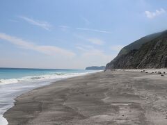 ＜羽伏浦海岸＞白い砂浜が、新島の東海岸を南北７ｋｍに続く様は「新東京百景」に指定されています。