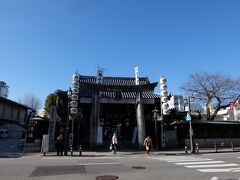 ではチェックアウトして荷物を預かってもらい
お目当ての「櫛田神社」さんへ歩いてやって参りました
こちらは「楼門鳥居」正門ですね
ではこちらからお邪魔します