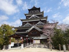 天守閣(博物館)を見てから、展望室から広島市内を眺める。