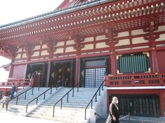 浅草神社から　浅草寺へ。
脇から見る浅草寺です。