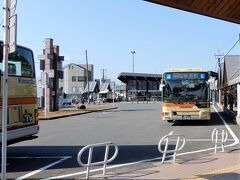 11:09(10:53) 予定より15分程遅れて相模湖駅バス停に到着した。通常の料金は、大人 \680 なので二人で乗っただけで元は十分に取れる。
11:13 停車中の神奈川中央バス 八07 相模湖駅行