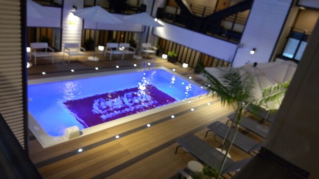 夏季はプールも楽しめるらしい