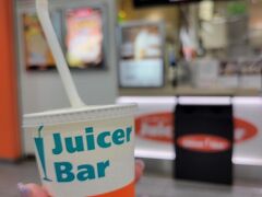 新大阪駅のジューサーバーで
ミックスジュースを買って出発です