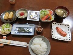 朝食は普通です。
鮭に、海苔、玉子焼き、サラダなど。