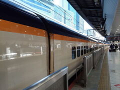 初めての山形新幹線『つばさ』に乗って銀山温泉の玄関口、大石田駅まで向かいます。自由席は16.17号車、『つばさ』と『やまびこ』は福島まで連結しているので凄く長い列車になっていました。東京駅では驚く位ずーと前まで歩きましたよ。3月のダイヤ改正から『つばさ』の自由席は廃止されるそうですね。
東京駅で東海道新幹線から他の新幹線に乗り換えるには、一度改札を通らなければならないのは一手間かかりますよね。山陽新幹線はそのまま新大阪通過できるのに。改定して欲しいなぁ。
