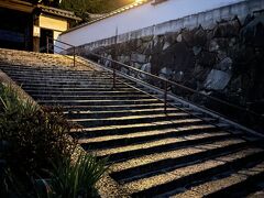 石段の上は照蓮寺

本町通りのつきあたり