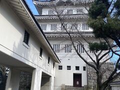 入るとすぐに御三階櫓が見えます。
これは昭和６３年（１９８８）に本丸跡に再建されたものです。
