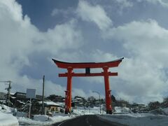 この鳥居は
蔵王山の入り口。

天気も快晴。

のはずが・・・。