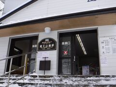 蔵王山麓駅から
樹氷高原駅
で乗り継ぎ
蔵王山頂駅まで行きます。
往復3000円。