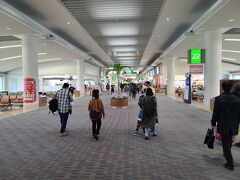 羽田空港を30分程度遅れて出発した分、那覇空港にも同程度遅れて到着しました。写真は15時半頃の様子です。まん防の平日のためか出発を待つ人も少なかったです。