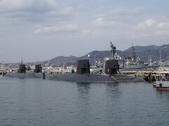 灰ヶ峰展望台からアレイからすこじまに移動し、海上自衛隊の色々な護衛艦や潜水艦を目の前で見る。